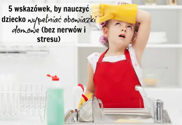 Zmęczona dziewczynka w fartuszku i rękawiczkach, z wałkami na włosach, z trudem wykonuje obowiązki domowe przy zlewie.