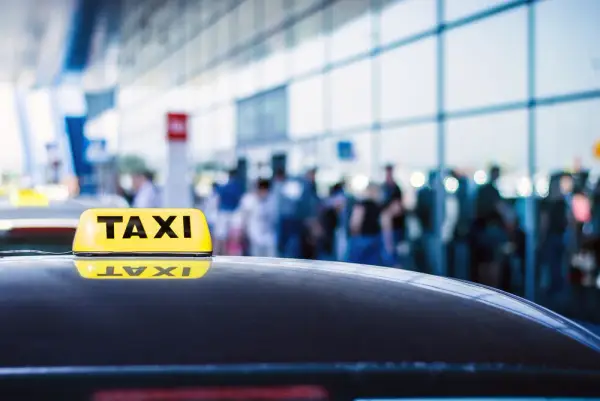 Ile kosztuje taxi z lotniska Chopina na dworzec Zachodni? Sprawdź ceny!