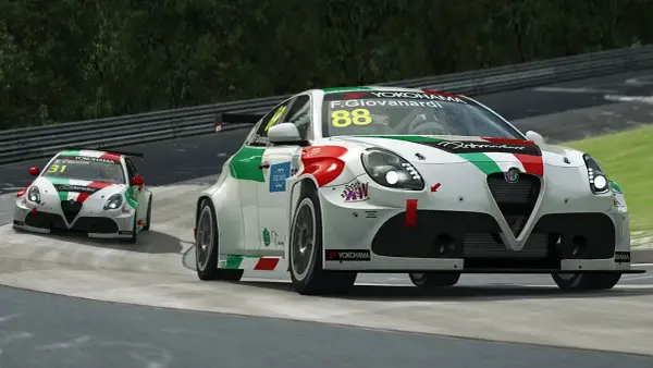 Dwa samochody wyścigowe Alfa Romeo ścigają się na torze. Idealne dla fanów darmowe gry wyścigowe Steam.