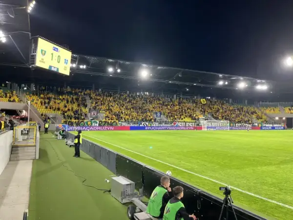 Stadion podczas meczu GKS Katowice – Wisła Płock. Wynik 1:0 dla gospodarzy. Tłumy kibiców na trybunach.