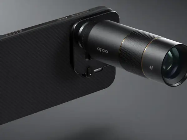 Telefon Oppo z doczepianym obiektywem, który może być odpowiedzią na pytanie, jaki telefon ma najlepszy aparat.