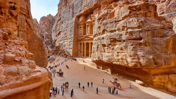 Skaliste wąwozy Petry, Jordania. Wspaniałe widoki, idealne na jordania loty. Turyści i wielbłądy w drodze do Skarbca.
