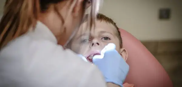 Jak przekonać dziecko do dentysty? 7 strategii Kajetana Kaczmarka