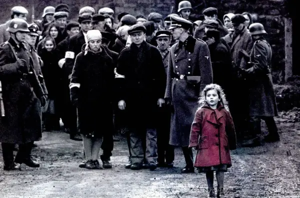 Dziewczynka w czerwonym płaszczu na tle sceny z filmu "Lista Schindlera" z obsadą.