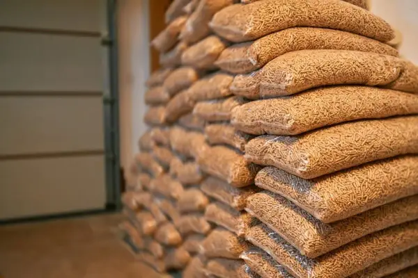 Impilati in un magazzino, tanti sacchi di pellet, circa 70 per bancale, pronti per riscaldare l'inverno.