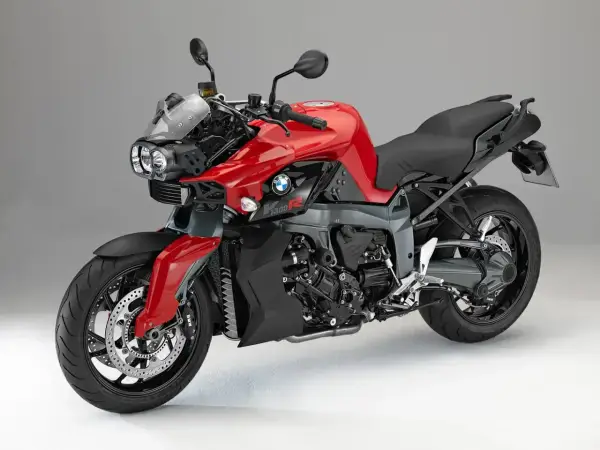 Czerwony motocykl BMW K1300 z czarnymi elementami, gotowy do jazdy.