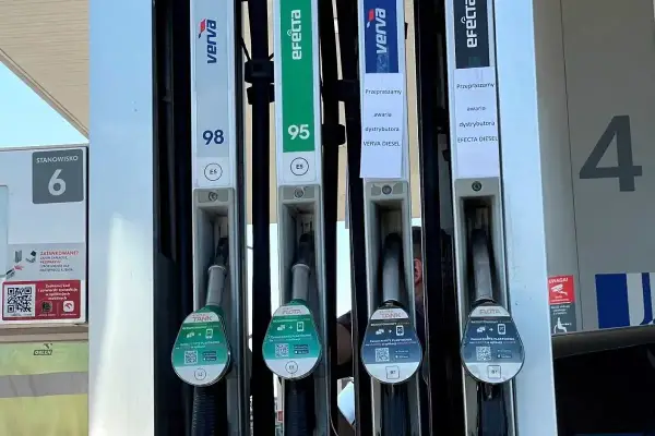 Stacja paliw z dystrybutorami benzyny 98, 95 i diesla. Czy diesel jest cięższy od benzyny? Sprawdź na dystrybutorze.