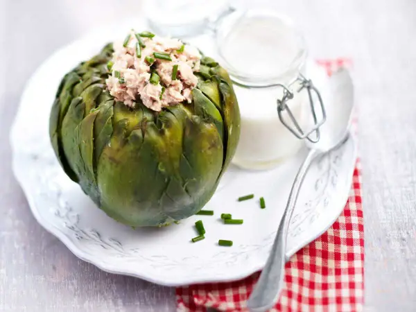 Artichaut farci au thon, une recette facile au Cookeo. Servi avec une sauce crémeuse et des ciboules ciselées.