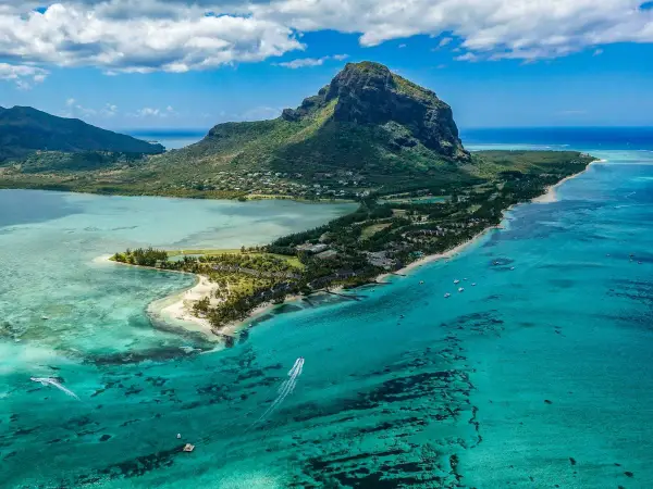 Majestatyczna góra Le Morne Brabant na Mauritiusie, otoczona turkusową wodą i zielenią. Nawet podczas mauritius pora deszczowa, krajobraz zachwyca.