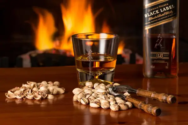 Chłodzenie whisky: Czy to profanacja? Jak pić z głową?