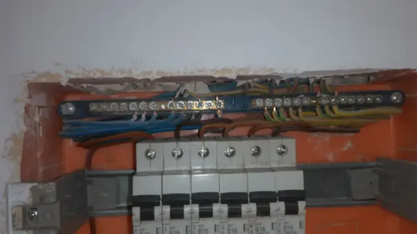 Jak sprawdzić uziemienie w domu i uniknąć niebezpieczeństw elektrycznych