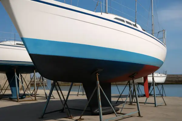 Coques de voiliers sur bers. La bande bleue et la partie inférieure noire de la coque arborent une belle couleur antifouling.