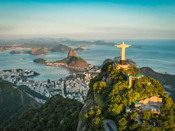 Majestatyczny pomnik Chrystusa Odkupiciela w Rio de Janeiro góruje nad miastem i zatoką.