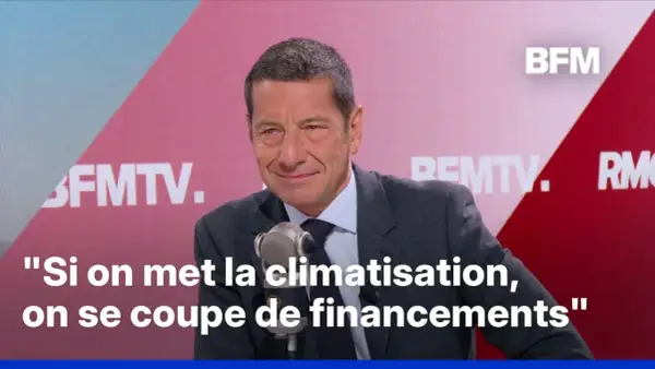 Un homme en costume parle dans un micro, avec le texte "Si on met la climatisation, on se coupe de financements" affiché. Une réflexion sur les enjeux financiers actuels.