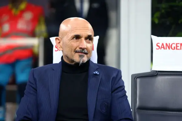Luciano Spalletti, znany z prowadzenia drużyny Interu, w eleganckim garniturze.