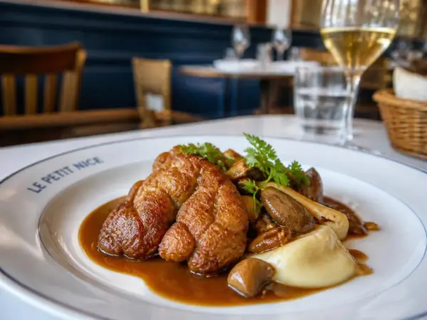 Un plat de ris de veau doré, servi avec une purée onctueuse, des champignons et une sauce savoureuse. Un délice pour les gourmands.