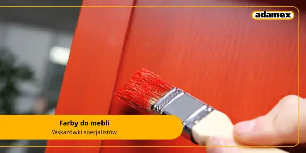 Pędzel maluje mebel na czerwono. Szukasz idealnej farby do mebli? Sprawdź wskazówki specjalistów.