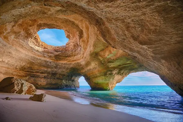 Cueva marina con arco natural y playa de arena. Un lugar perfecto donde viajar en noviembre para disfrutar del sol y el mar.
