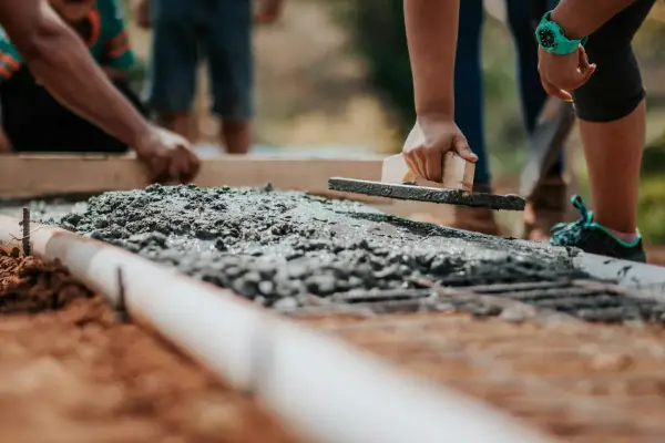 Praca z mokrym betonem na budowie. Sprawdzanie jakości i ceny za suchy beton cena 1m3.