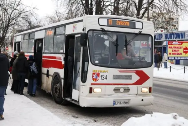 Autobus linii nr 2 z numerem 134 i napisem "Żyrzyn" na tablicy, z pasażerami wsiadającymi w zimowy dzień.