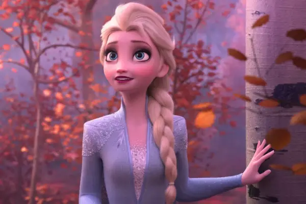 Elsa z Krainy Lodu 3 w jesiennym lesie, dotyka kory drzewa.