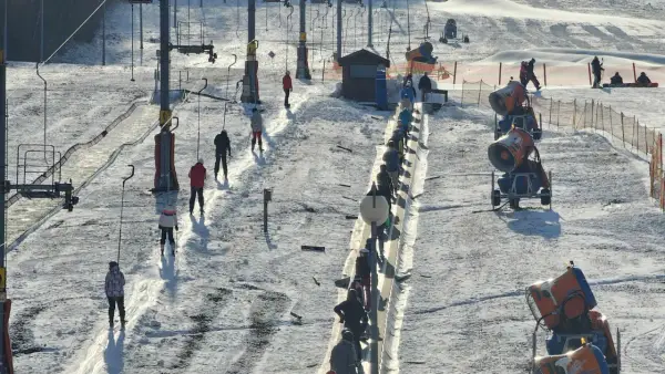 Kolejka do wyciągu na Górze Kamieńsk. Sprawdź cennik i zaplanuj zimowy wypad!