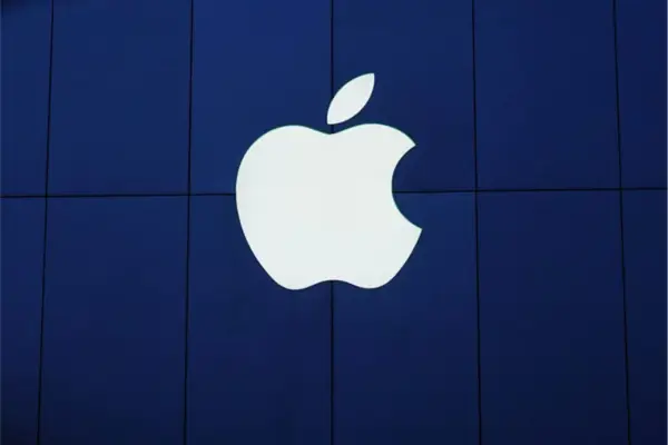 Białe logo Apple na granatowym tle. Symbolizuje wolność wyboru i innowacje w świecie technologii.