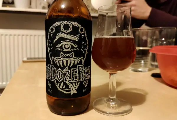 Butelka piwa z etykietą "DOOZERCH" i kieliszek z bursztynowym płynem. To chyba najmocniejsze piwo, jakie widziałem!