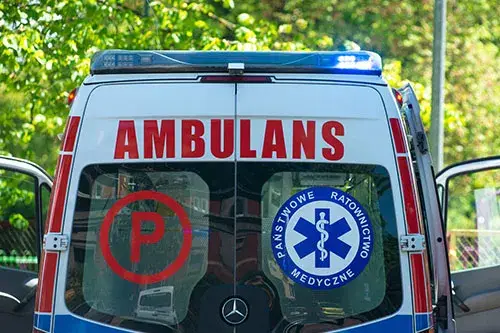 Co oznacza sygnał karetki pogotowia i jak prawidłowo zareagować na drodze?