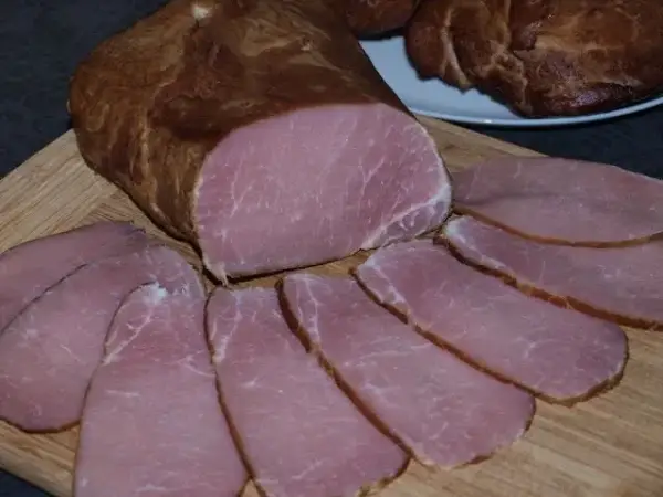 Jak sparzyć wędzony schab, aby zachować smak i soczystość mięsa