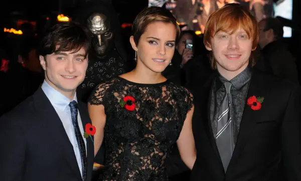 Daniel Radcliffe, Emma Watson i Rupert Grint na premierze. Ciekawe, ile zarobiła Emma Watson na Harrym Potterze, grając Hermionę.