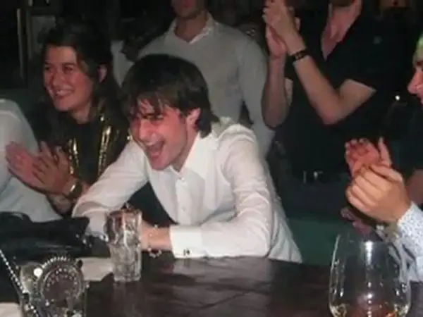 Daniel Radcliffe śmieje się głośno, otoczony przyjaciółmi. W tle widać ludzi klaszczących. Nie ma tu mowy o narkotykach.