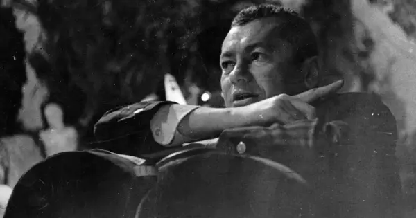 Wojciech Jerzy Has, reżyser znany z wielu filmów, gestykuluje podczas spotkania.