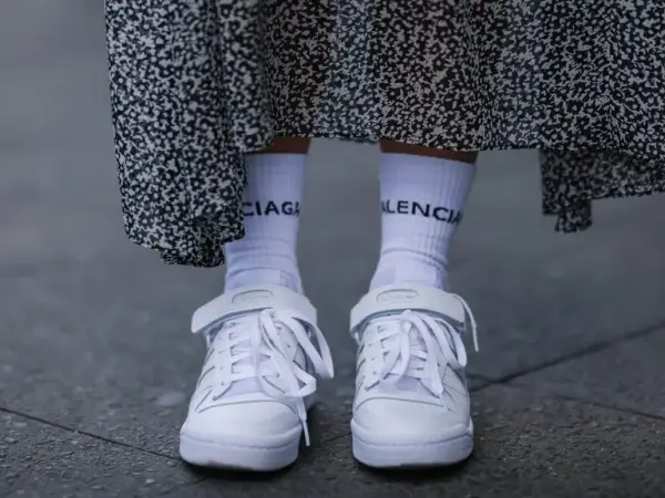 Co ubrać do białych adidasów, aby wyglądać stylowo i modnie?