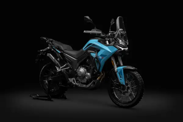 Niebieski motocykl sportowy Morbidelli TSX 525, idealny na trasy A2, z wysoką szybą i terenowymi oponami.