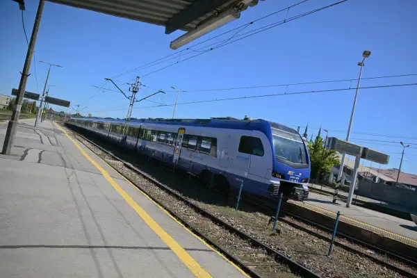 Pociąg Intercity Stadler czeka na pasażerów na stacji. Może właśnie jedzie z Warszawy do Kielc, a może z Kielc do Warszawy.