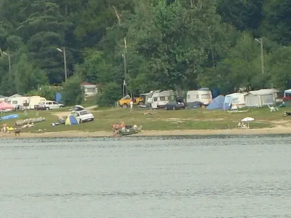 Najlepsze kempingi nad jeziorem Rożnowskim – sprawdź, co wybrać