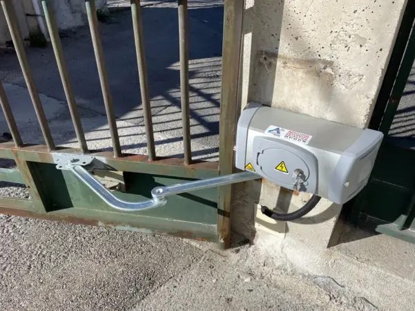 Le moteur Came du portail battant est en panne. Le bras mécanique est visible, mais le portail ne bouge pas.