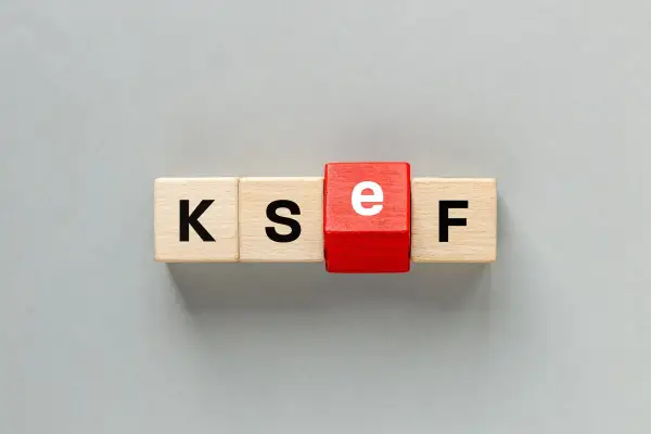 Klocki z literami K, S, E (na czerwonym tle) i F. Kiedy ksef stanie się obowiązkowy?