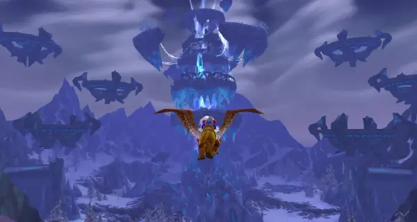 Griffin leci nad lodową krainą w World of Warcraft: Wrath of the Lich King. W tle widać lodową wieżę i latające platformy.