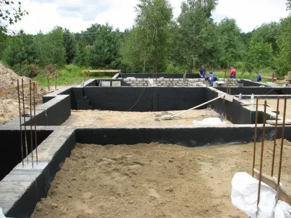Jak głęboko należy posadowić fundamenty domu - kluczowe czynniki i zalecenia ekspertów