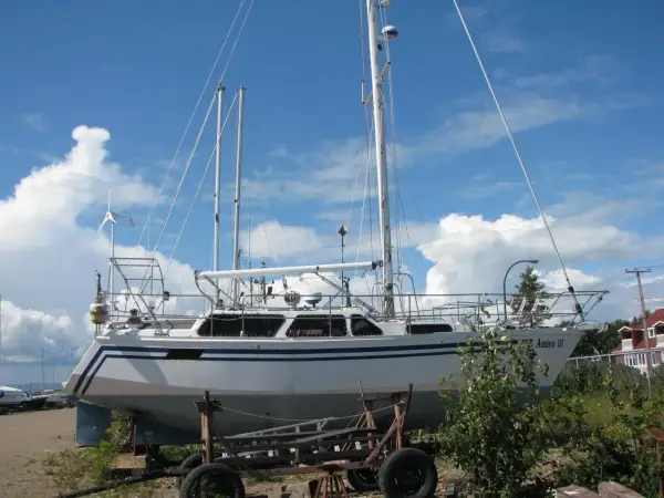 Le voilier "Amiro III" est sur des chandelles, prêt pour l'hiver. Gilbert Caroff admire son bateau.