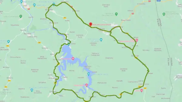 Mapa z zaznaczoną trasą mała pętla bieszczadzka samochodem, prowadzącą przez malownicze tereny i wzdłuż Jeziora Solińskiego.