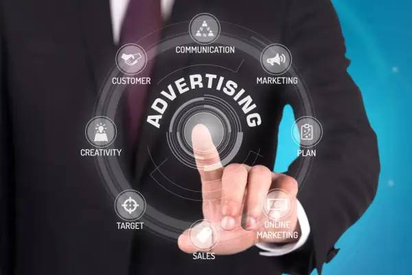 Biznesmen dotyka ekranu, wybierając opcje związane z reklamą stron internetowych: marketing, planowanie, sprzedaż, target, kreatywność, klienta i komunikację.