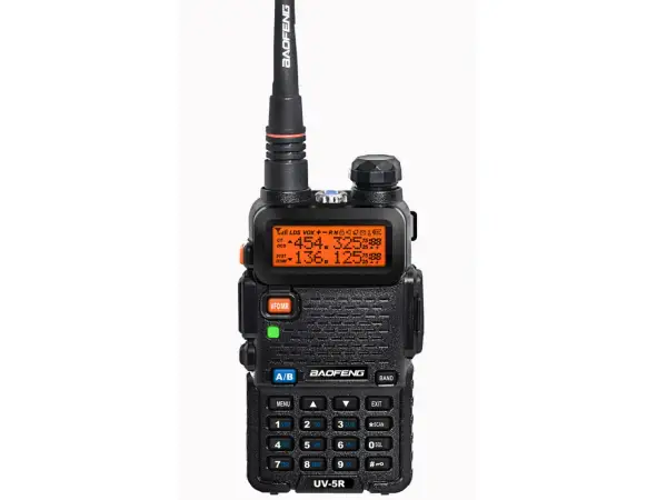 Czarny radiotelefon Baofeng UV-5RHT z pomarańczowym wyświetlaczem pokazującym częstotliwości.