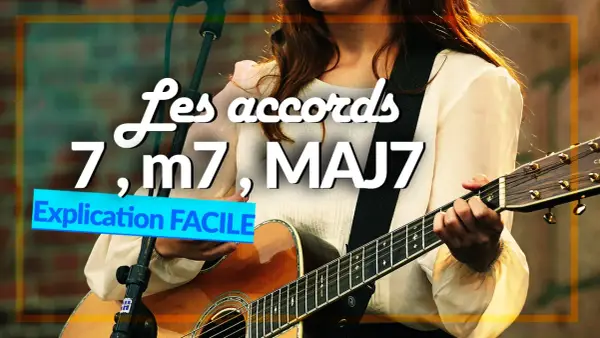 Une musicienne joue de la guitare, expliquant les accords 7, m7, MAJ7.