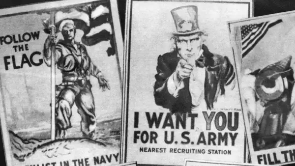 Rekrutierungsplakate aus dem Epochenjahr 1917: "Follow the Flag" mit Matrose, "I Want You for U.S. Army" mit Uncle Sam und weitere patriotische Aufrufe.