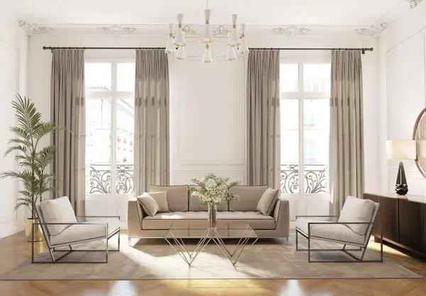 Elegancki salon w stylu klasycznym. Jasna sofa i fotele, złoty stolik kawowy, zasłony i ozdobne sztukaterie.