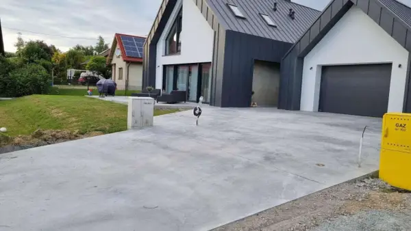 Podjazd z betonu szczotkowanego - czy to dobre rozwiązanie?