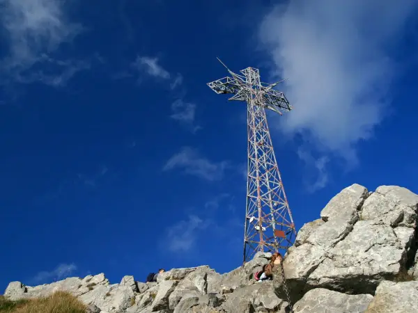 Giewont: imponujący krzyż na szczycie, symbol Tatr. Jego wysokość robi wrażenie na tle błękitnego nieba.
